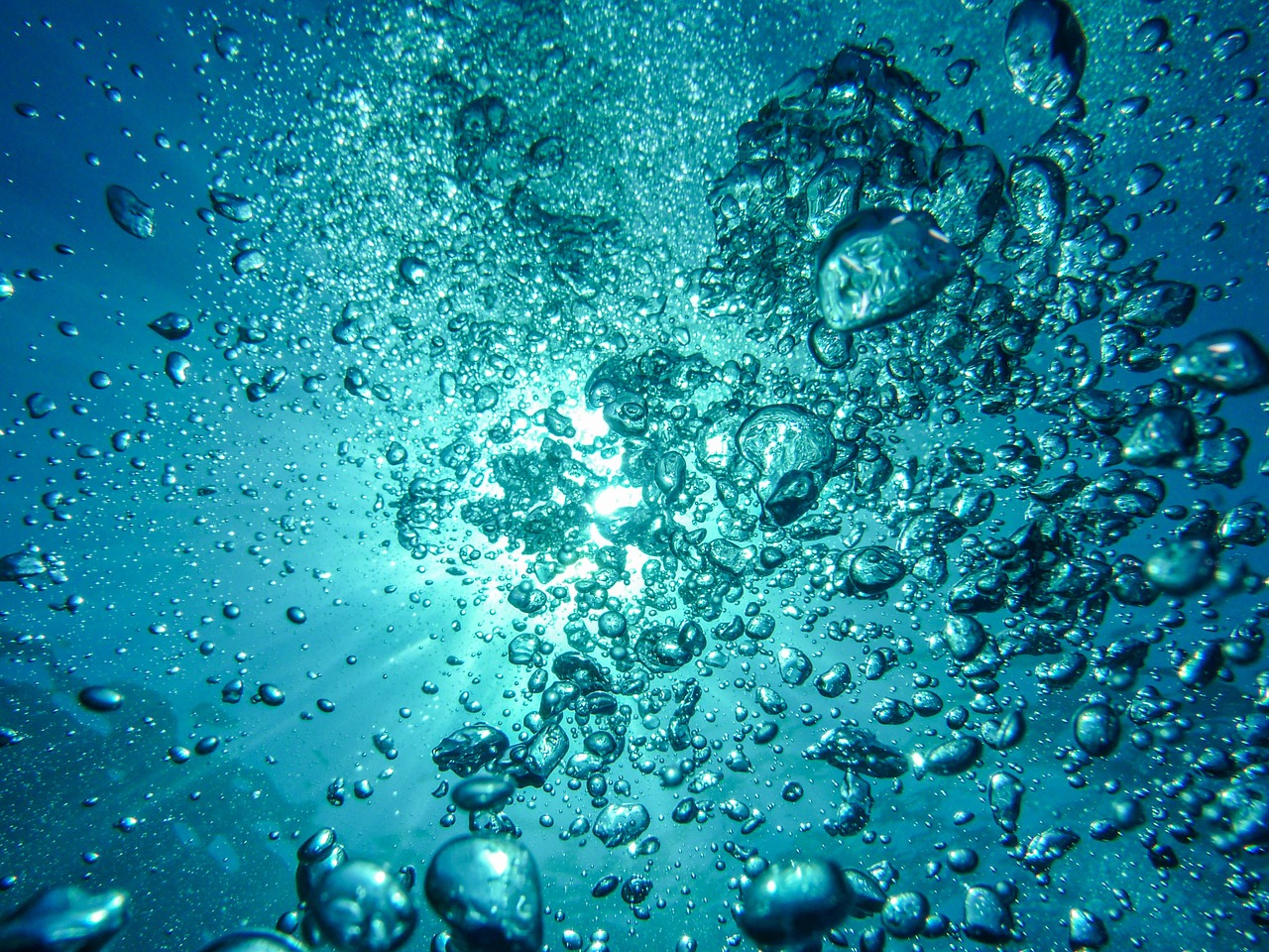 Image - air bubbles diving underwater blow