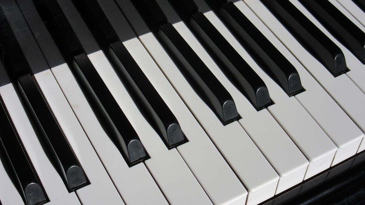 Image - piano keys close piano keyboard