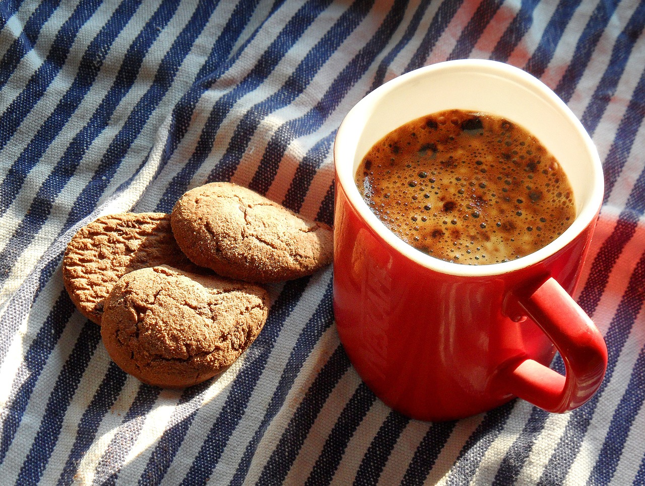 Image - coffee cup of coffee biscuits