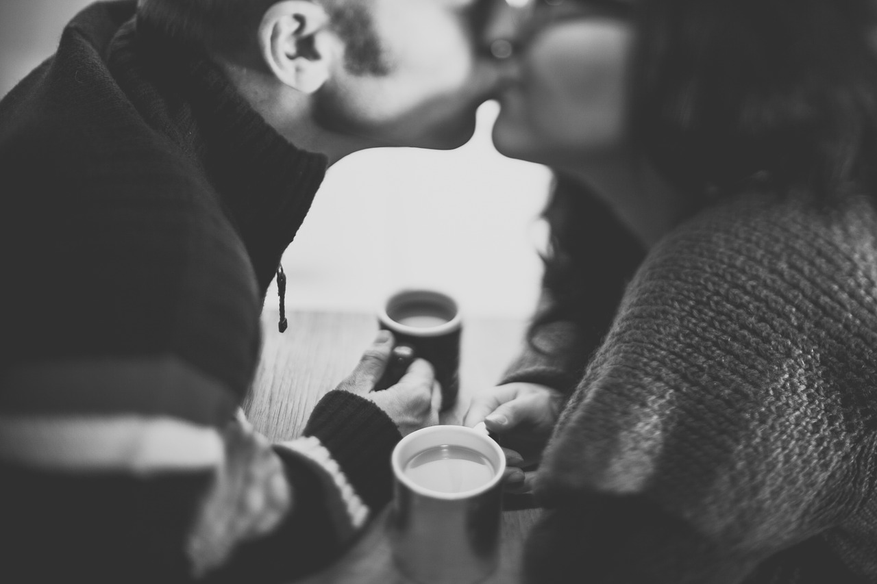 Image - black and white couple kissing kiss