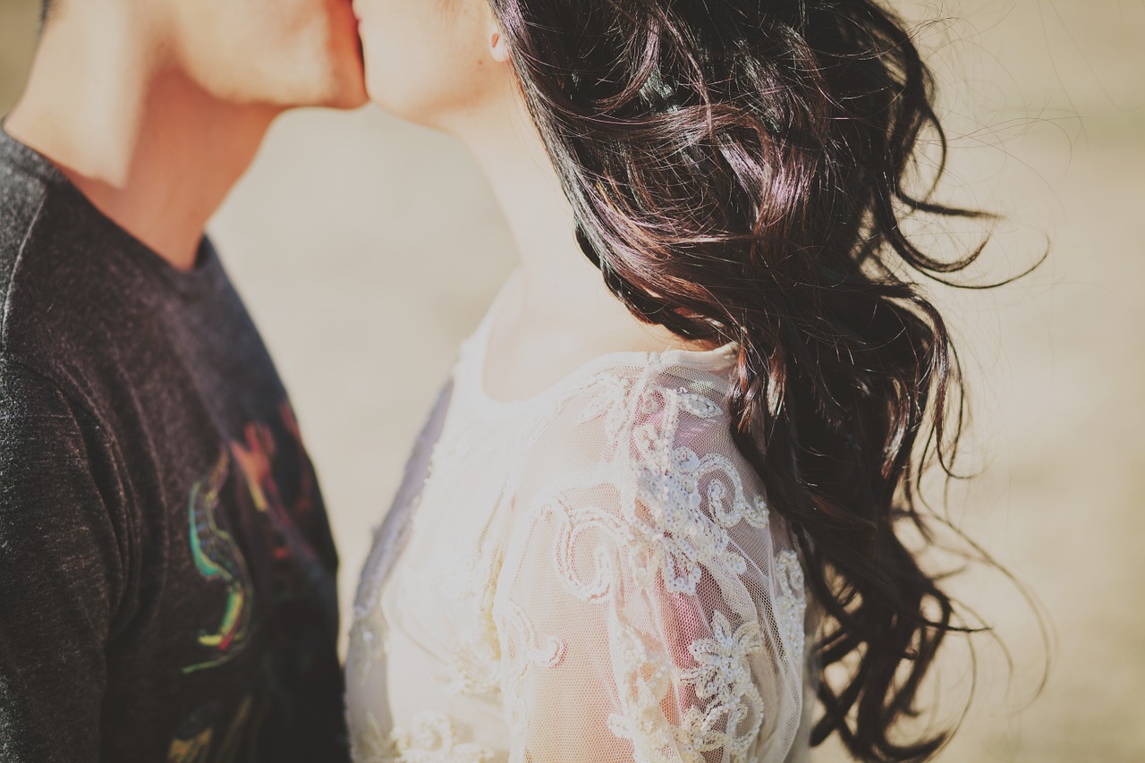 Image - young couple couple kiss kissing