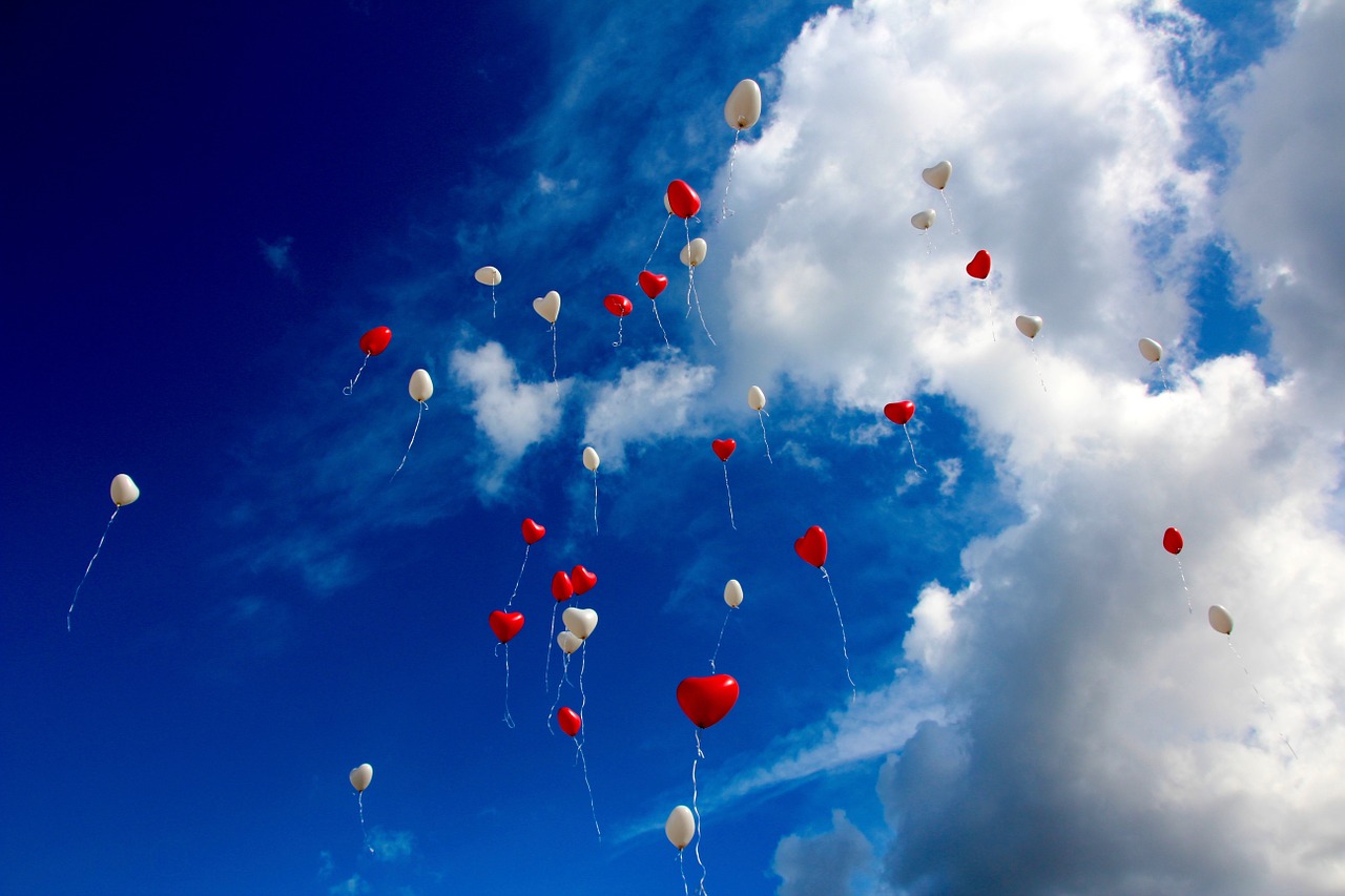Image - balloon heart love romance sky