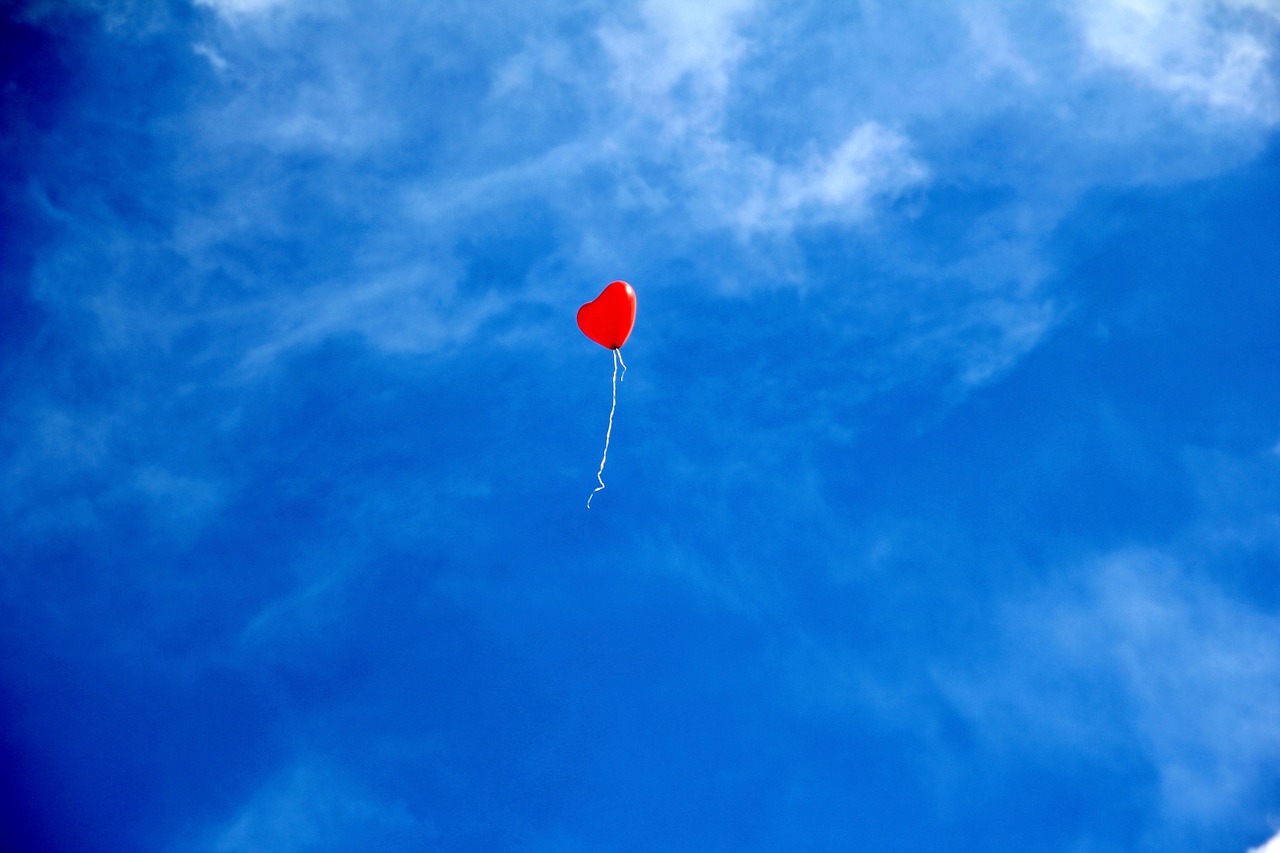 Image - balloon heart love romance sky