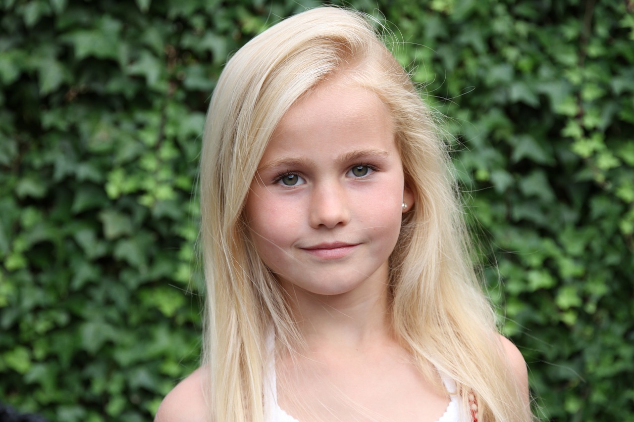 Image - blonde girl smiling portrait