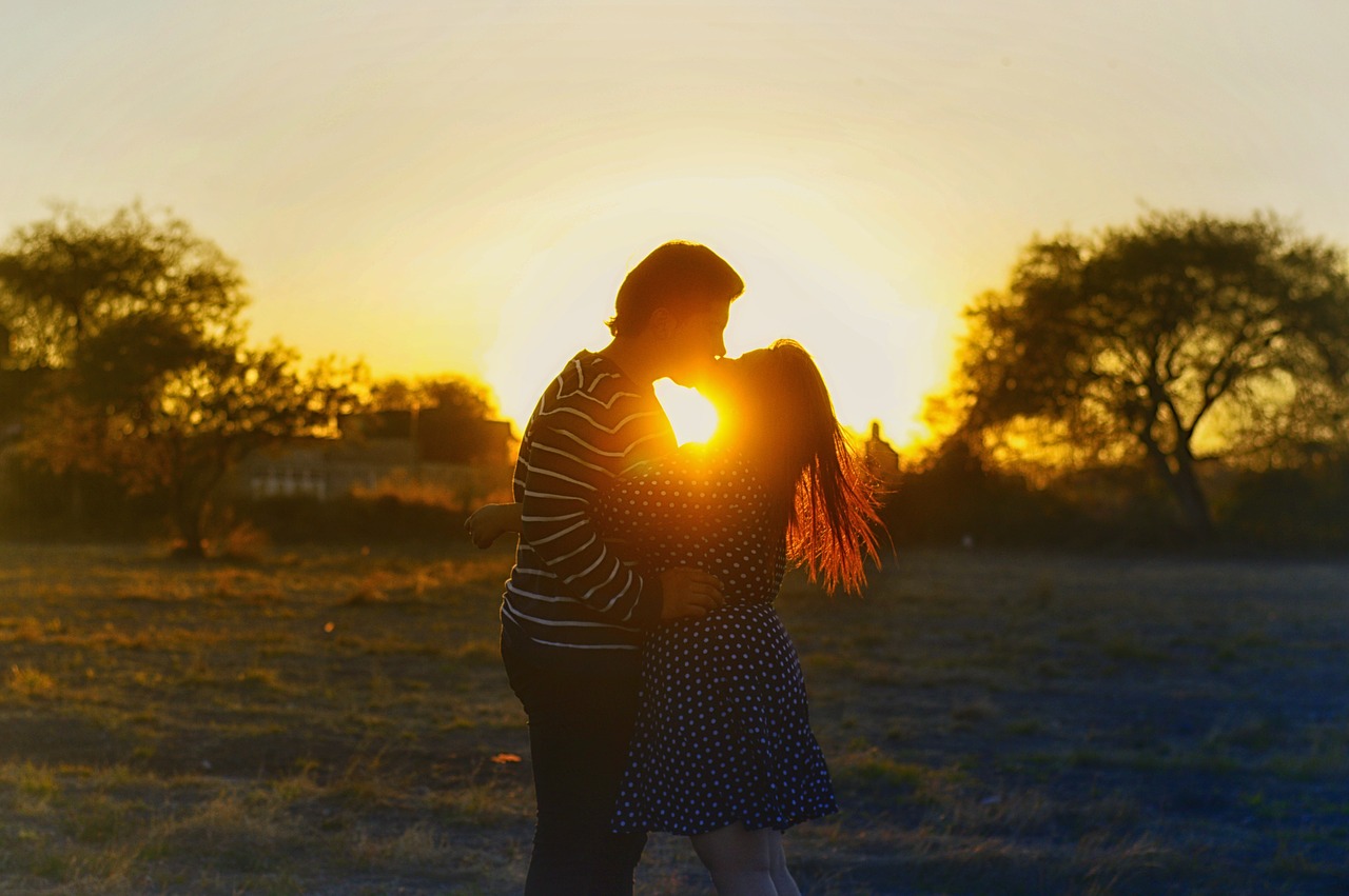 Image - kissing couple romance sunset