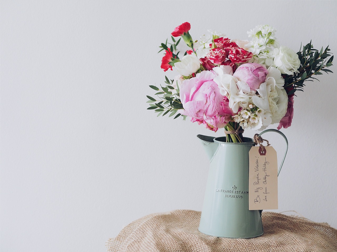 Image - bouquet of flowers table setting