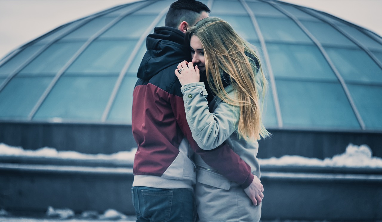 Image - couple hugging love couple hugging