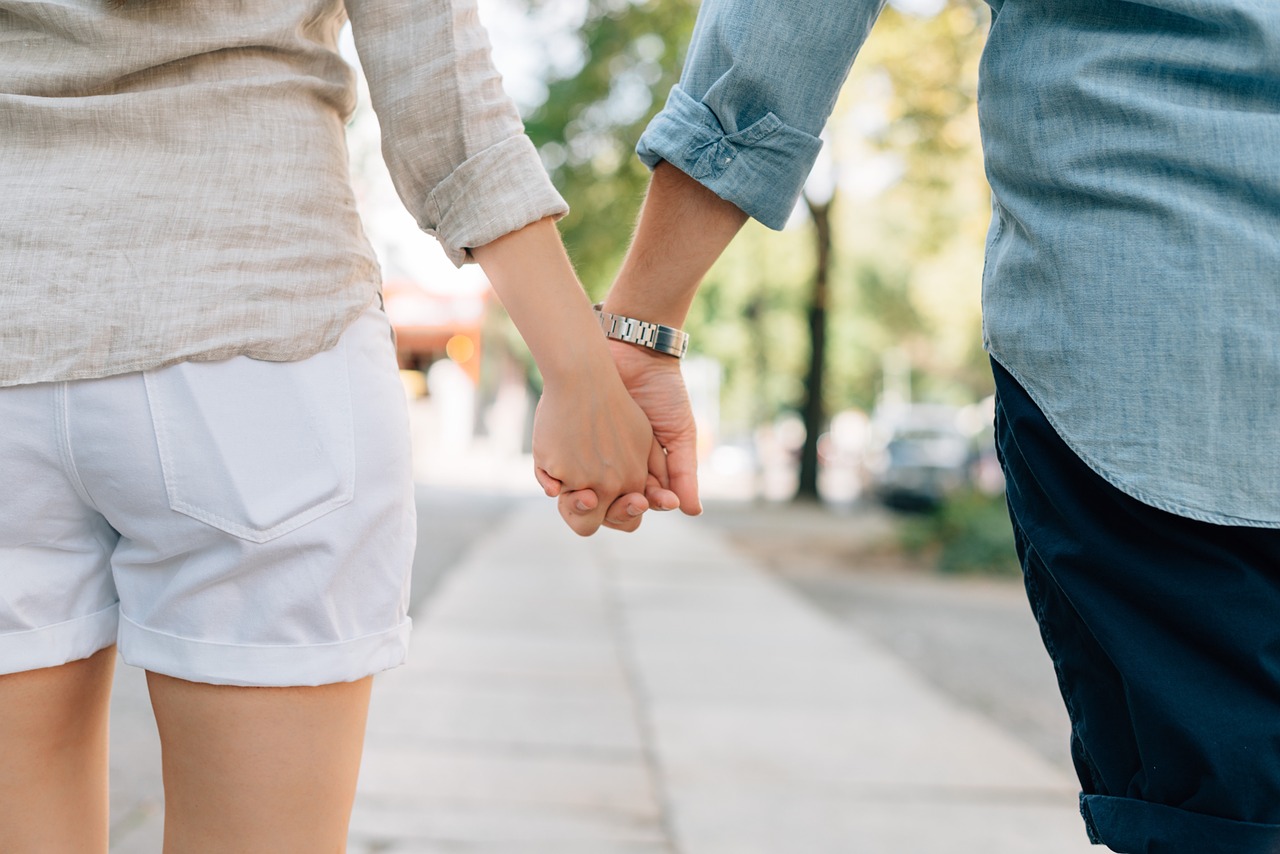 Image - holding hands couple