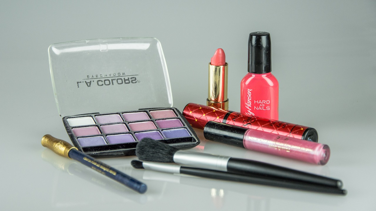 Image - make up the end of the eye shadow