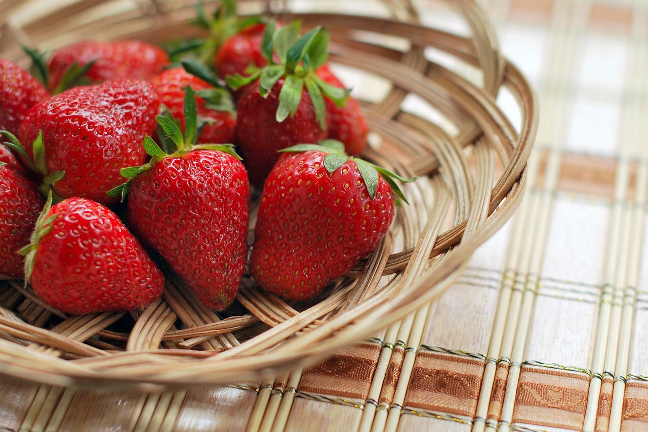 Image - strawberry berry red bowl basket