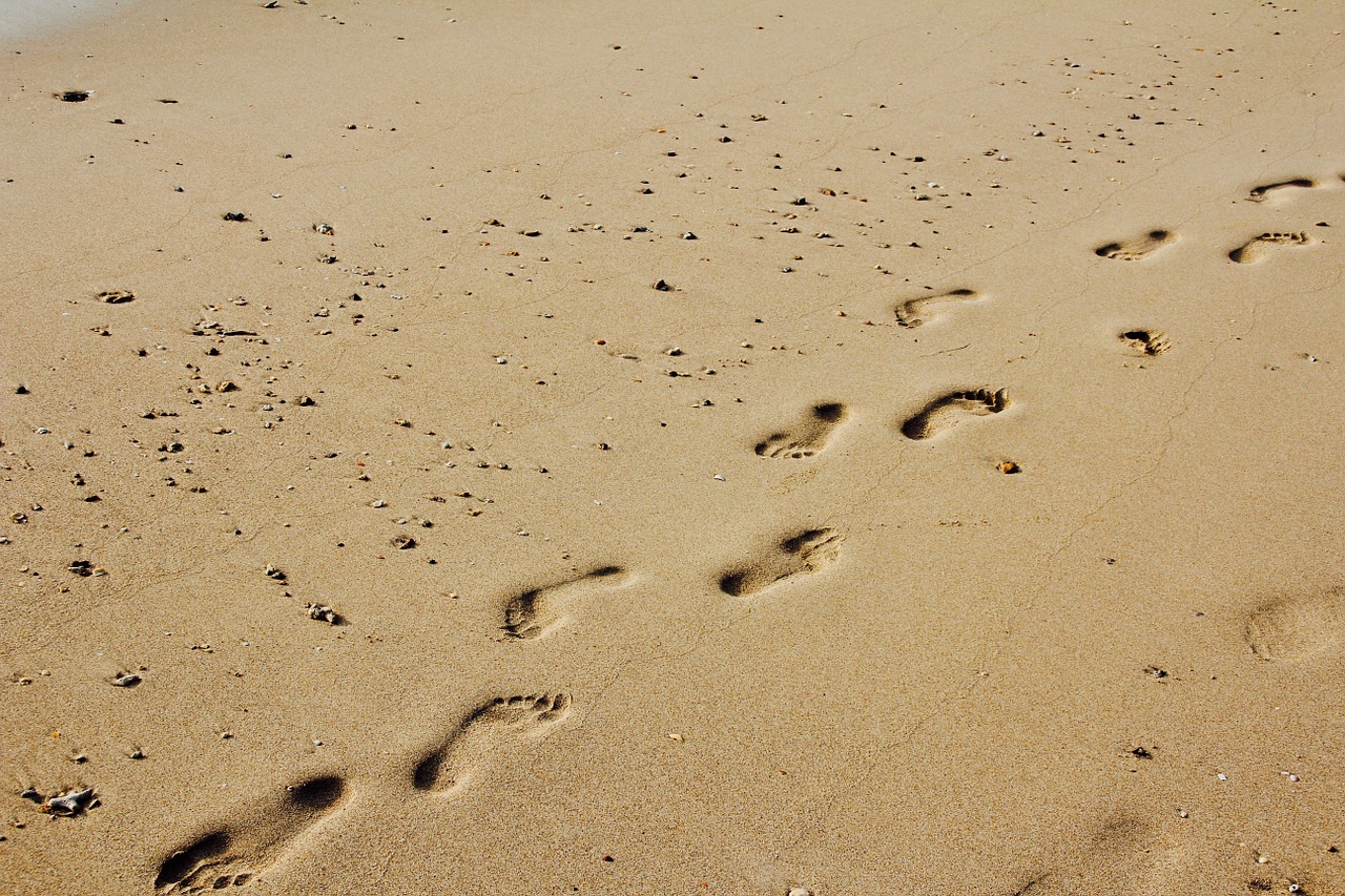 Image - footprints sand sun