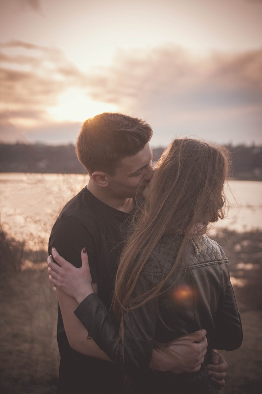 Image - couple kiss sunset pair love