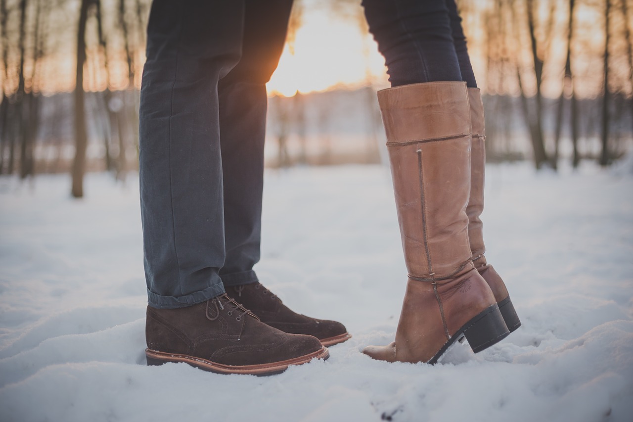 Image - kissing couple man feet boots snow