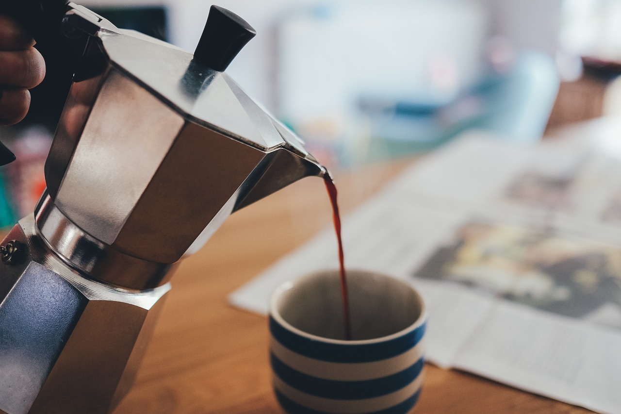 Image - coffee pour pouring cup bialetti
