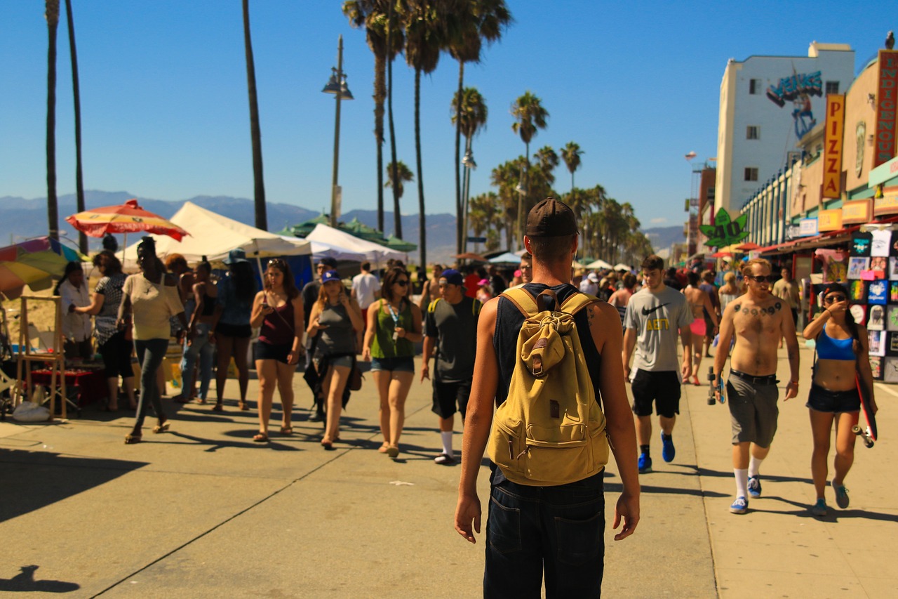Image - boardwalk crowd of people