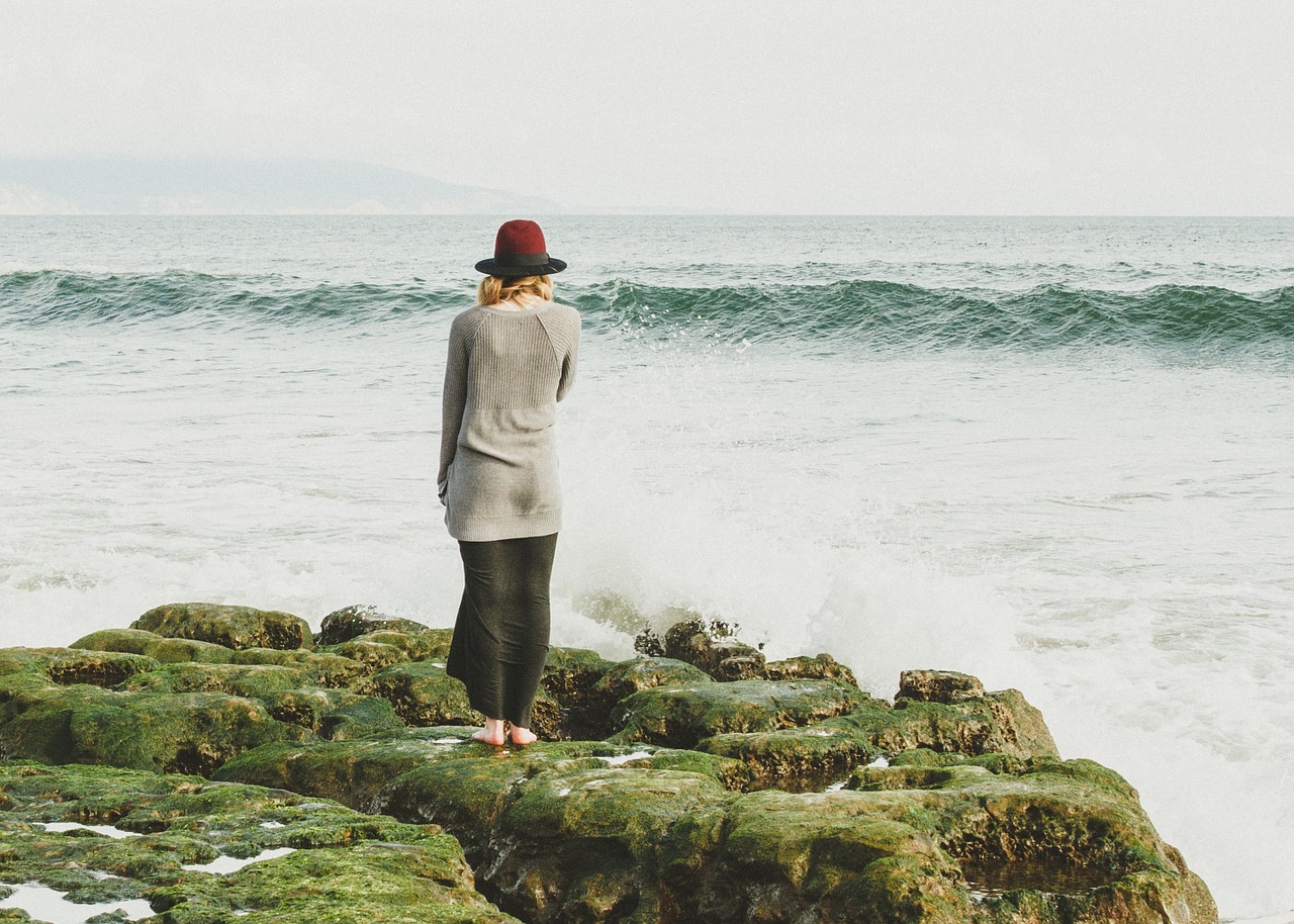 Image - woman ocean viewing thinking