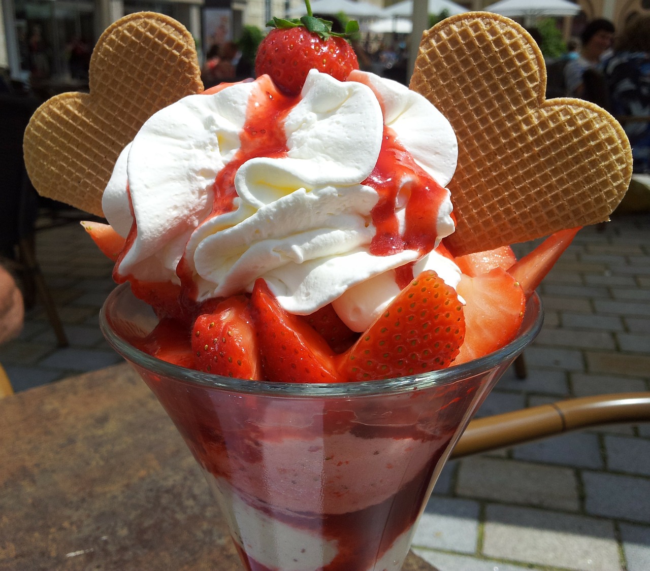 Image - ice ice cream sundae strawberries