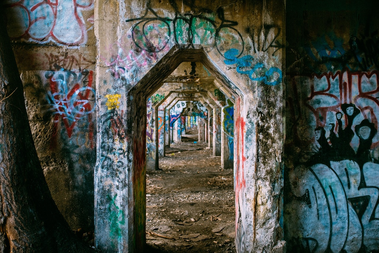 Image - graffiti abandoned building