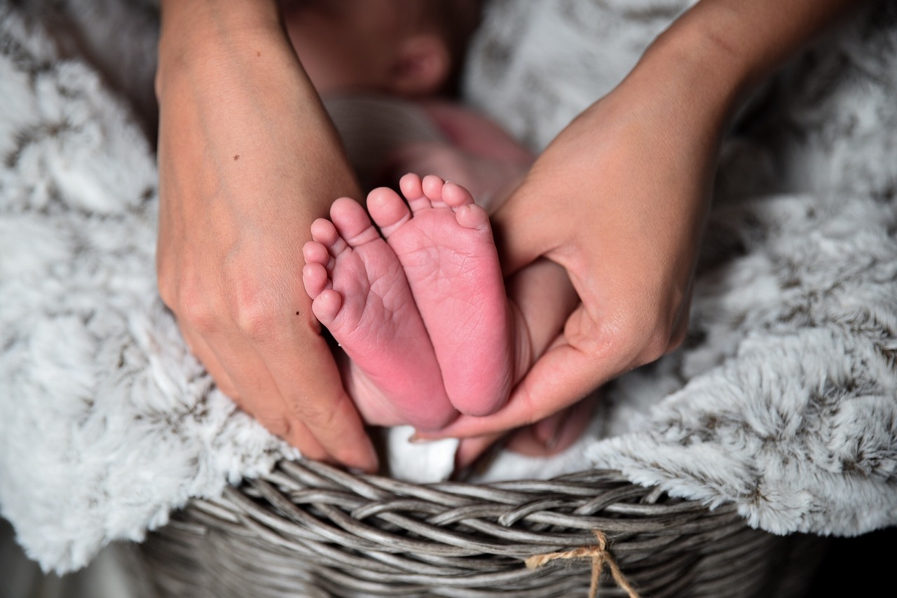 Image - newborn baby feet toes baby