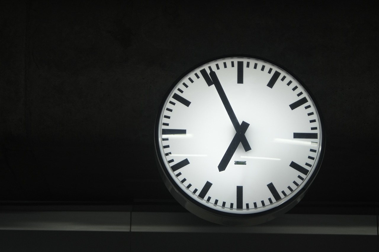 Image - time clock evening black white