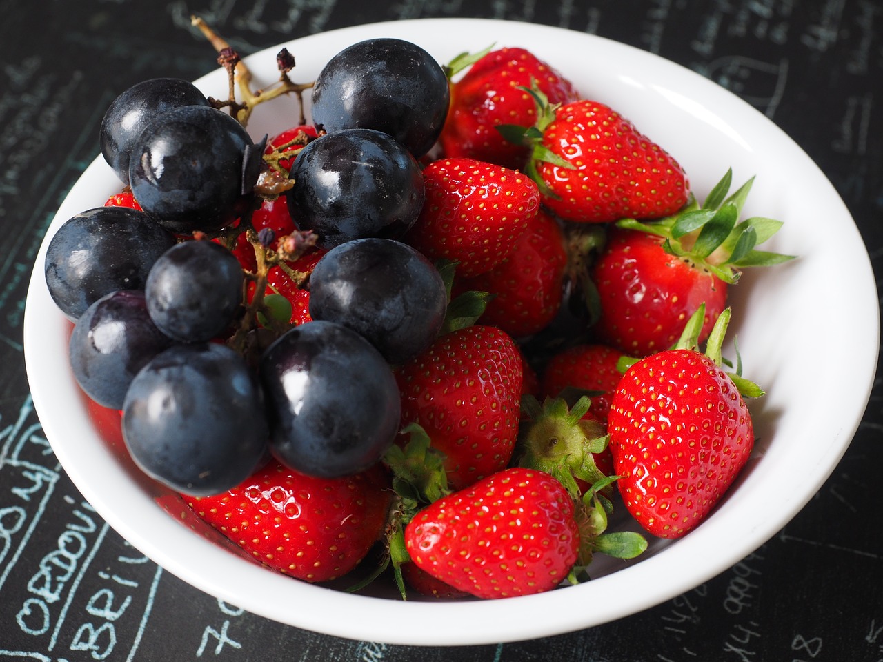 Image - fruit plate grapes strawberries