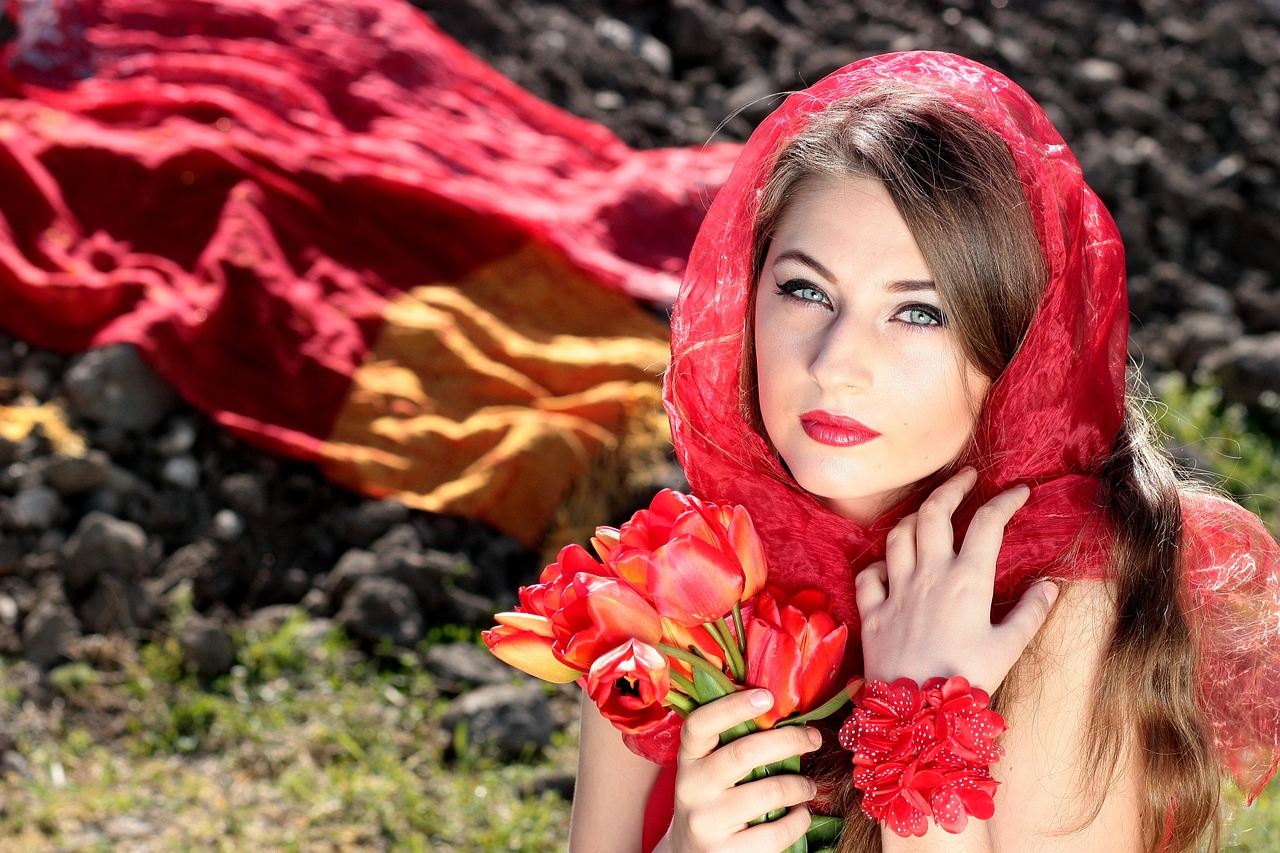 Image - girl about red blue eyes tulips