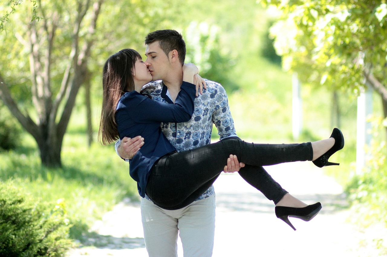 Image - couple love kiss hug beauty park