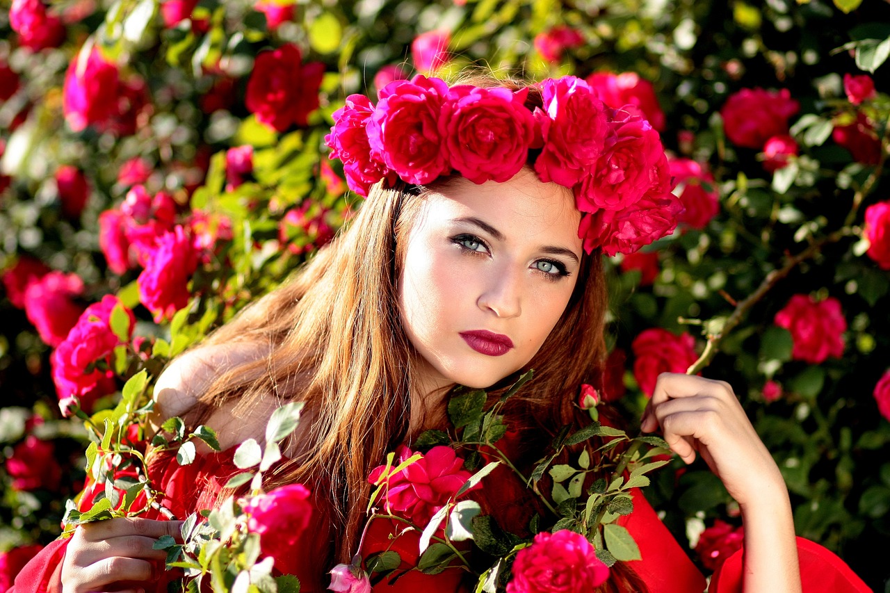 Image - girl roses red wreath flowers