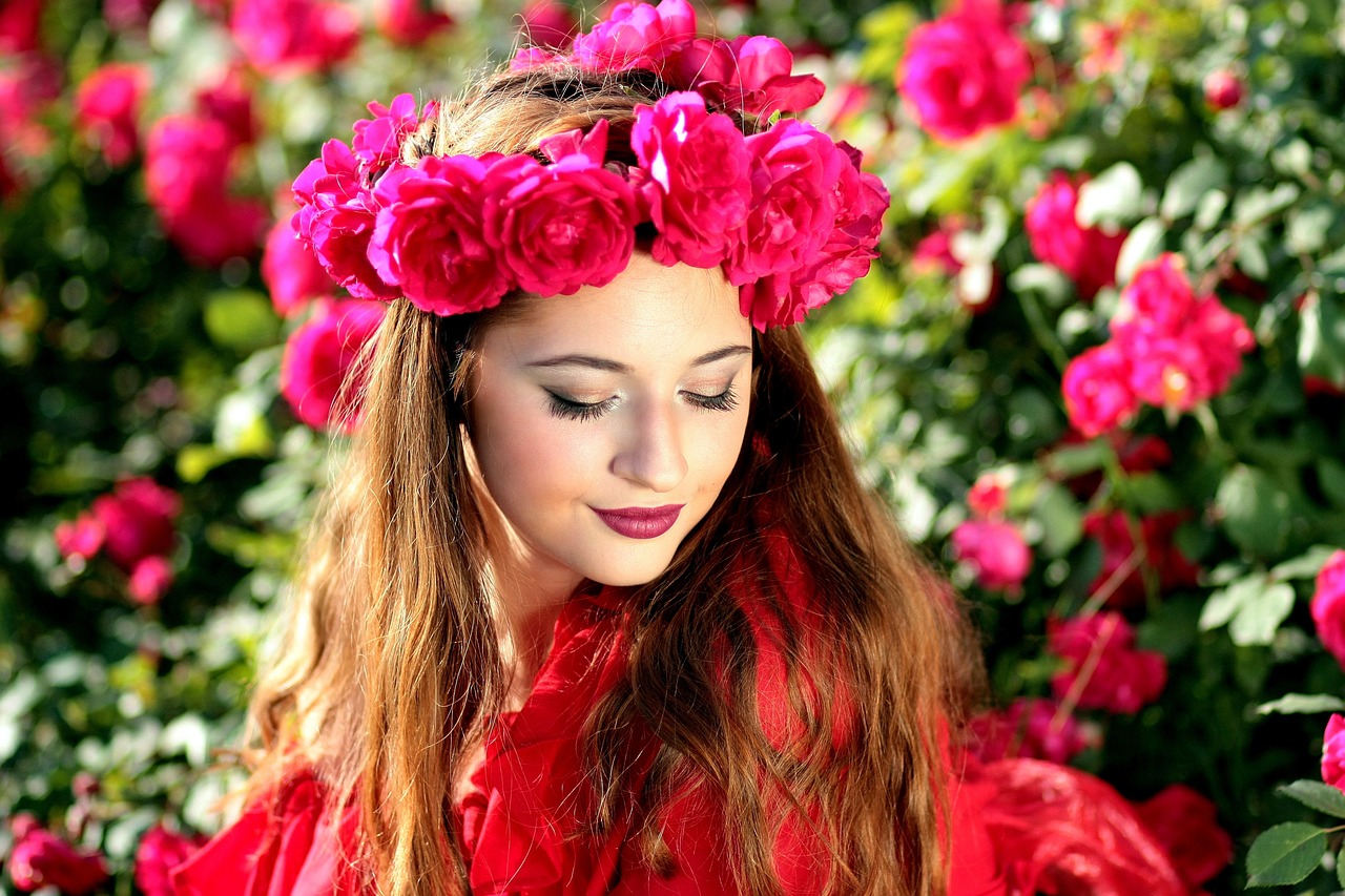 Image - girl roses red wreath flowers