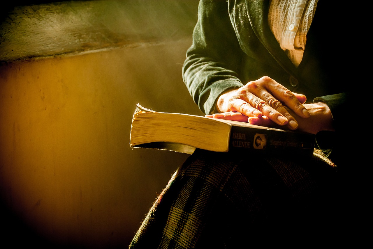 Image - book hands reflecting bella