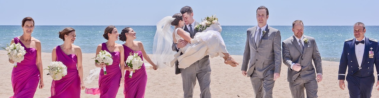 Image - wedding beach bride groom frieds