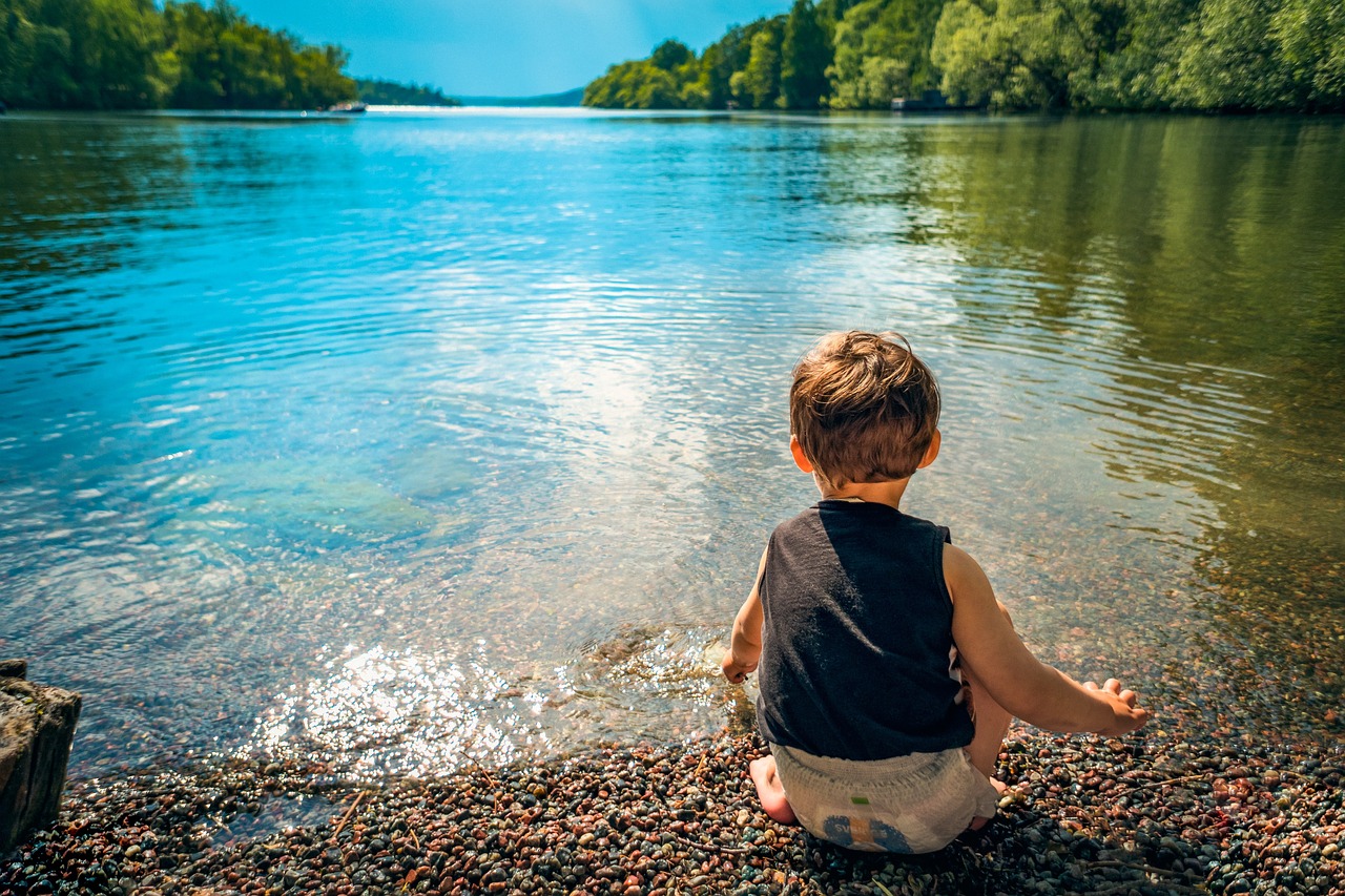 Image - child boy lake water playing