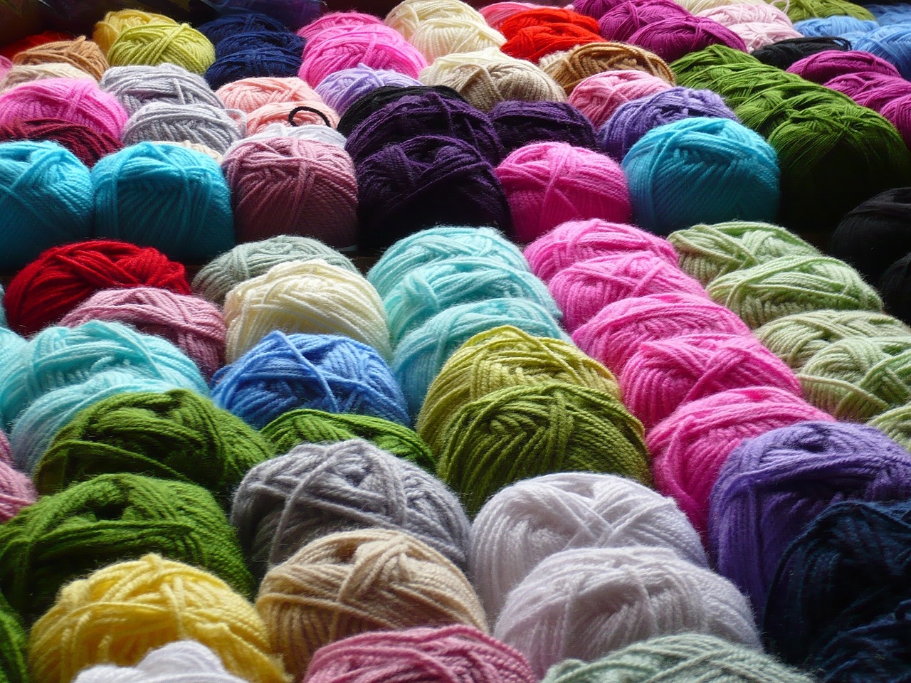 Image - yarn wool rolls textiles colorful