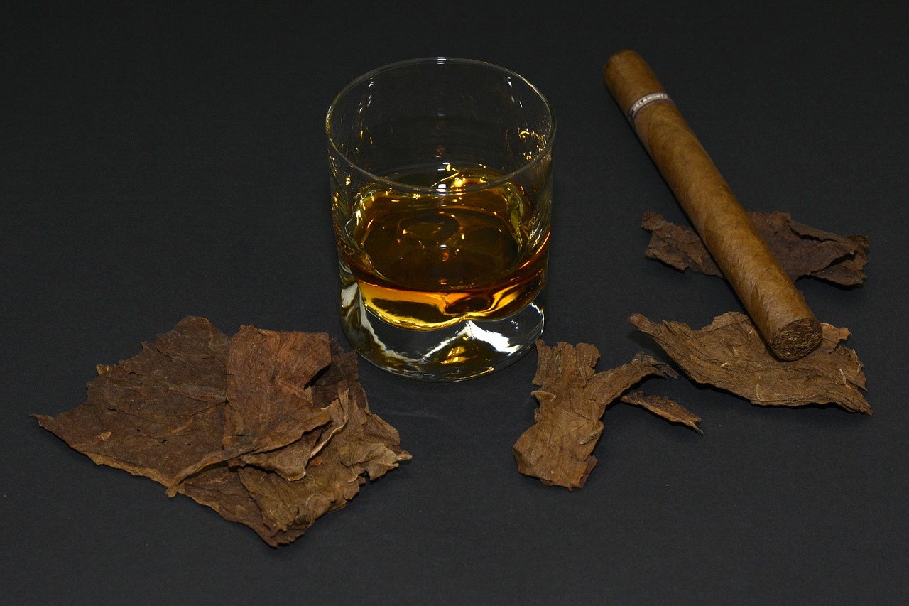 Image - cigar tobacco leaves whiskey glass