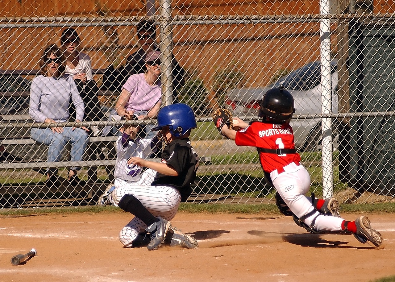 Image - baseball runner scoring sliding