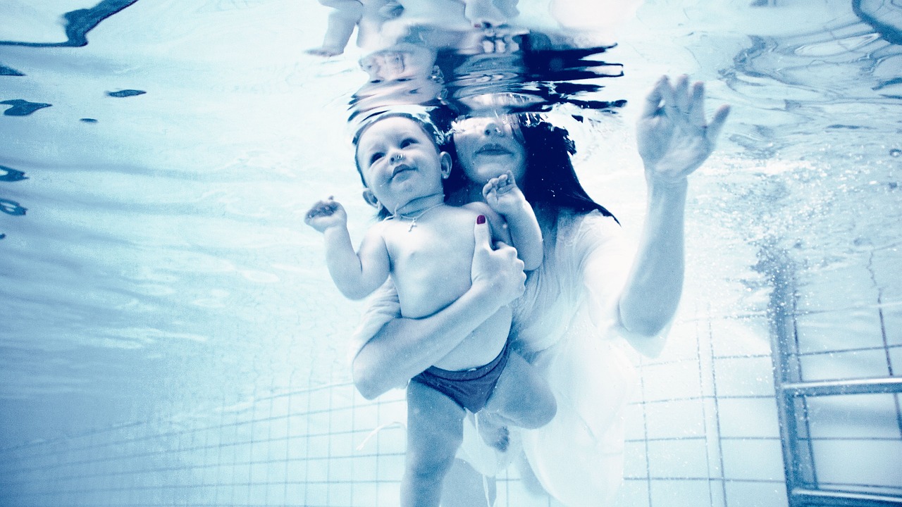 Image - underwater baby mom pregnancy