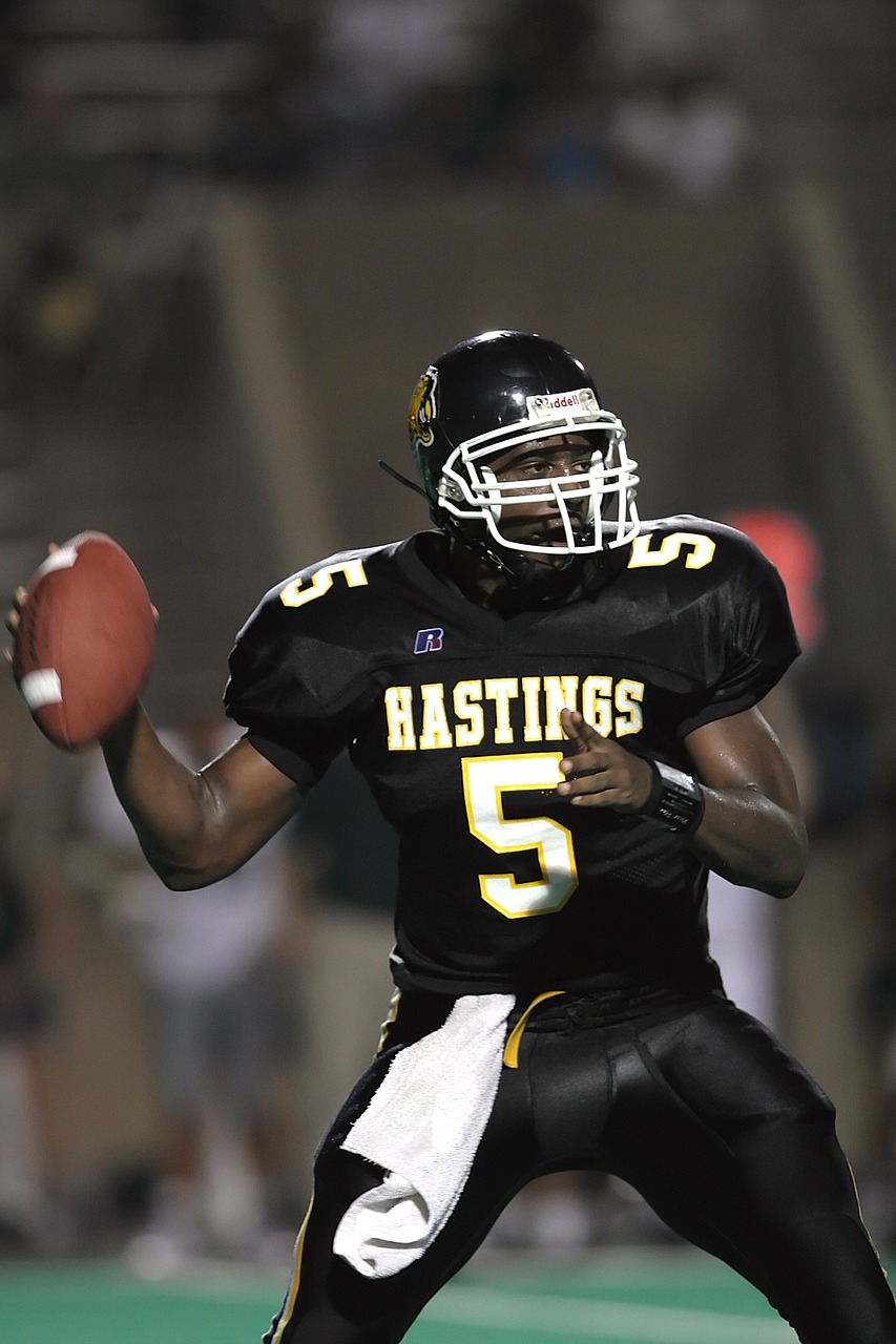 Image - quarterback passer throwing