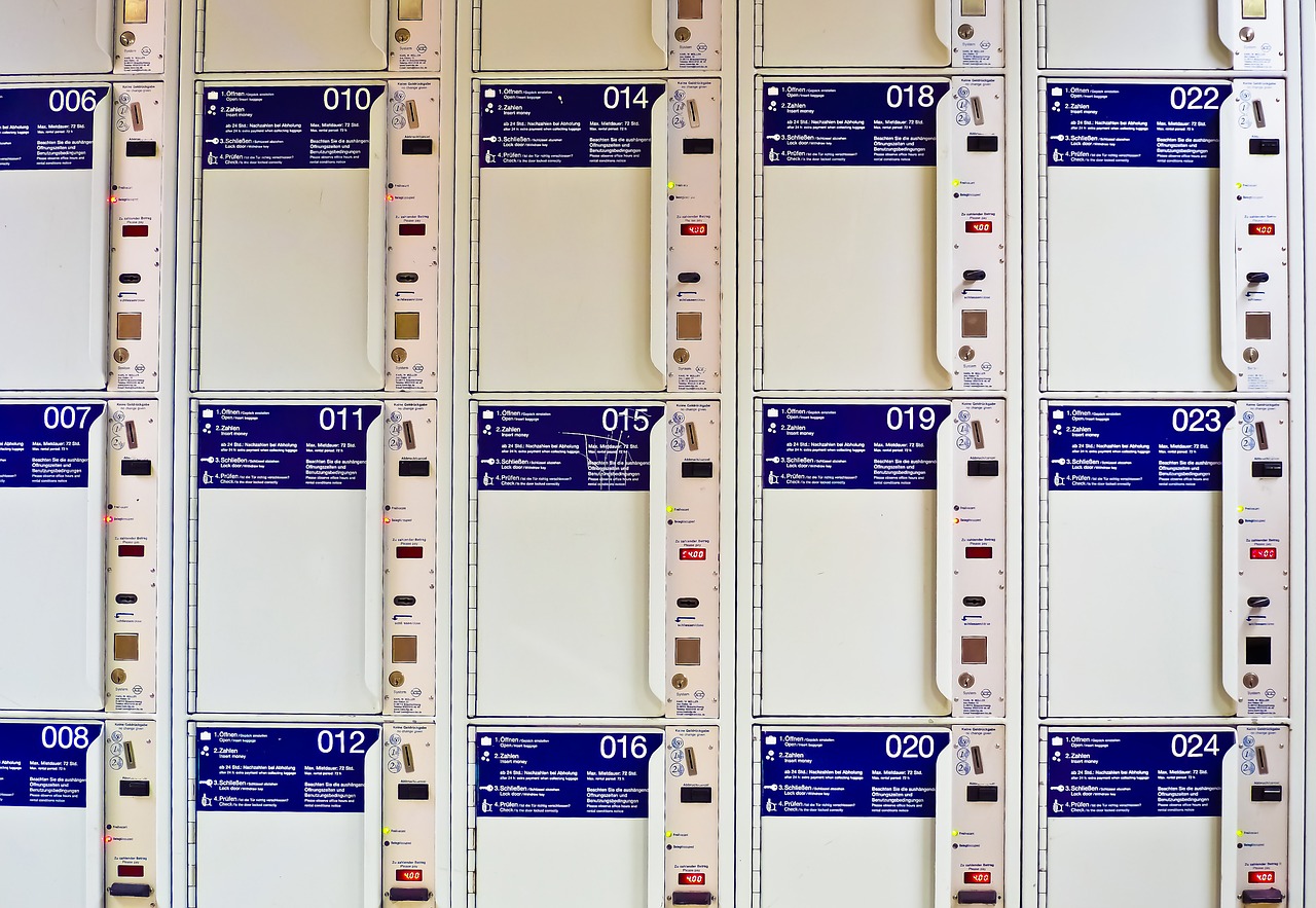 Image - lockers railway station luggage