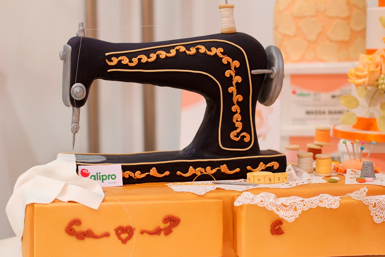 Image - sewing machine pie art marzipan