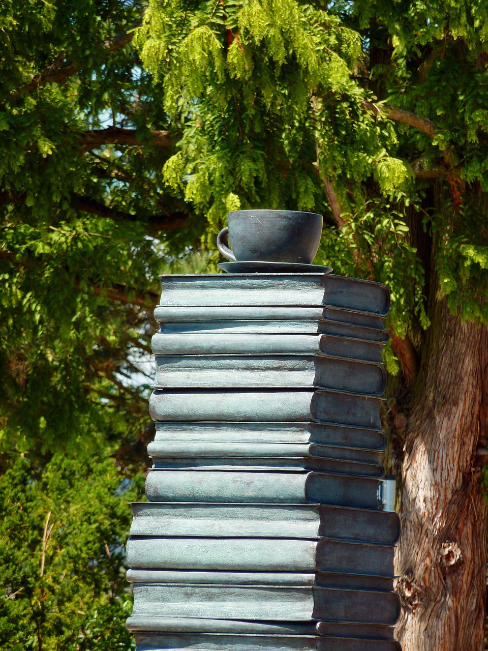 Image - books sculpture sculpture monument