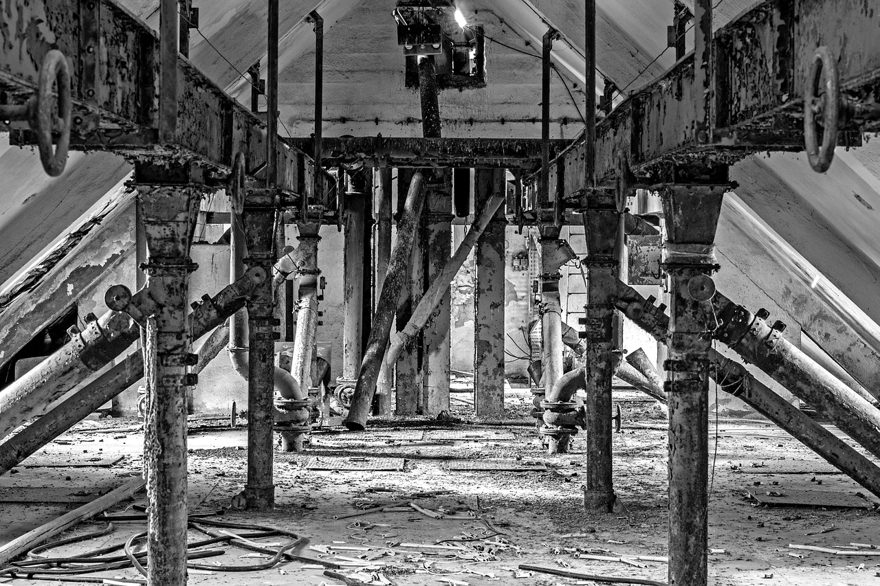 Image - attic old truss building