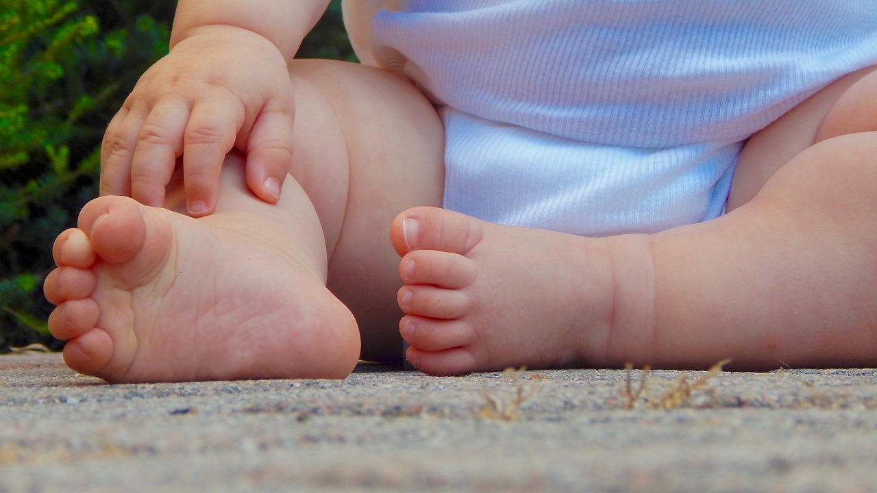 Image - legs child small feet manina baby