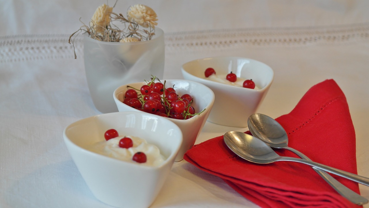 Image - yogurt currants dessert cream