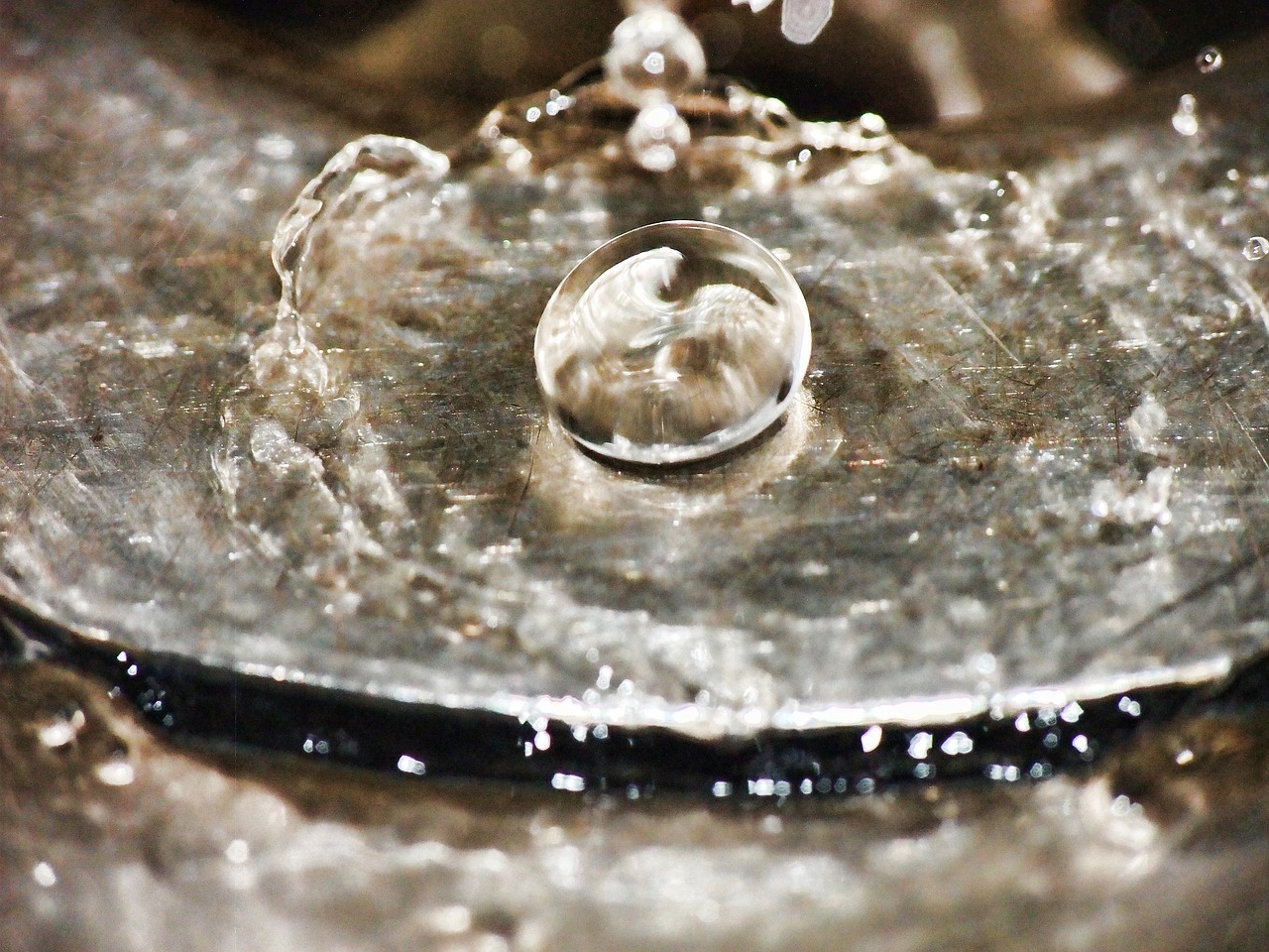 Image - art water splash displace ball