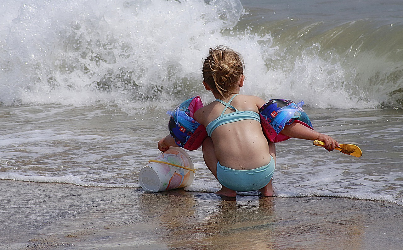 Image - girl play beach children s games