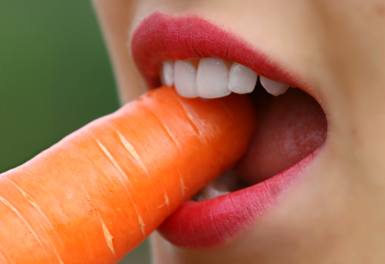 Image - teeth carrot diet loss of flesh