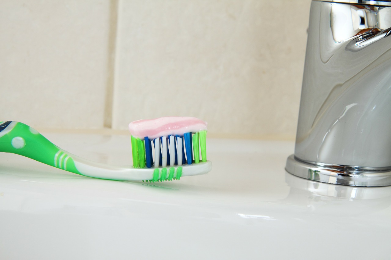 Image - bathroom brush care dental