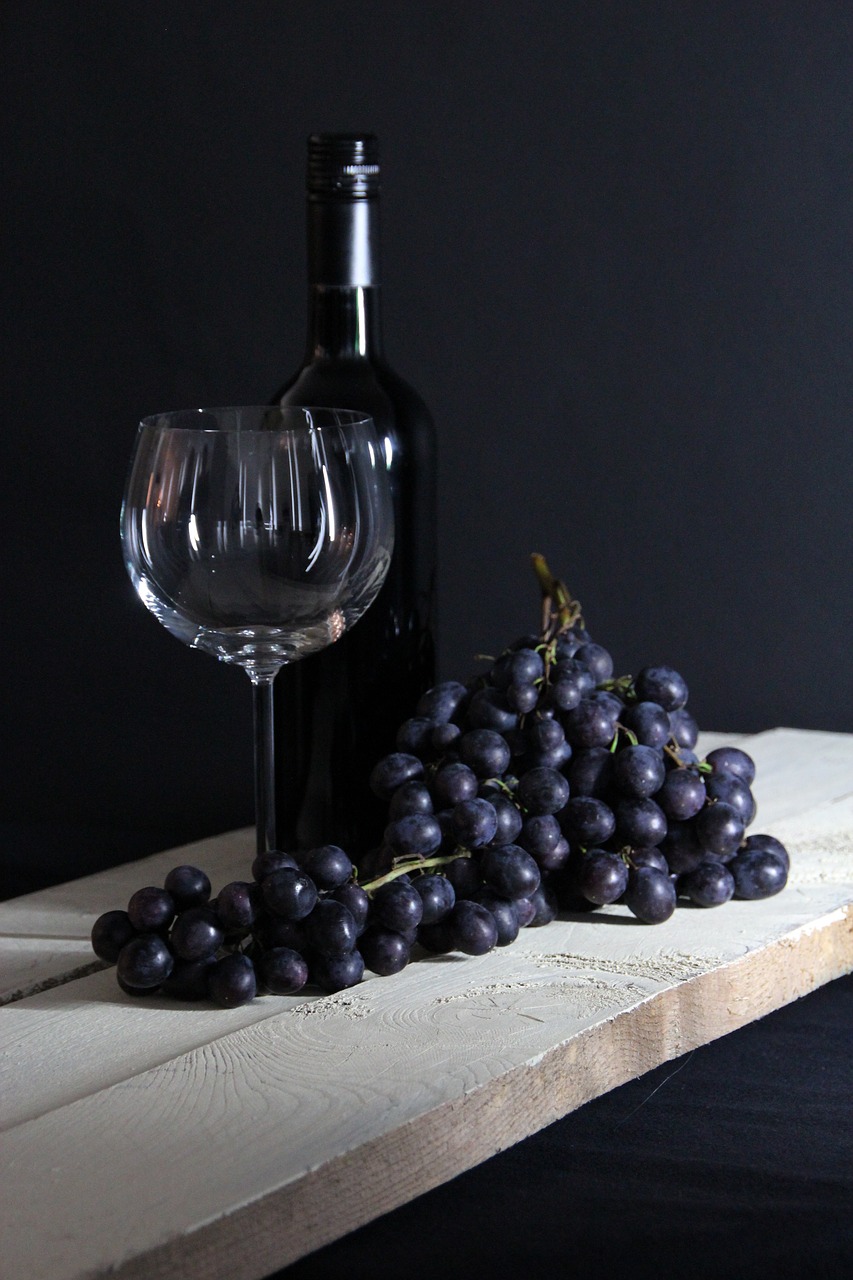 Image - wine grapes eat bottle red wine