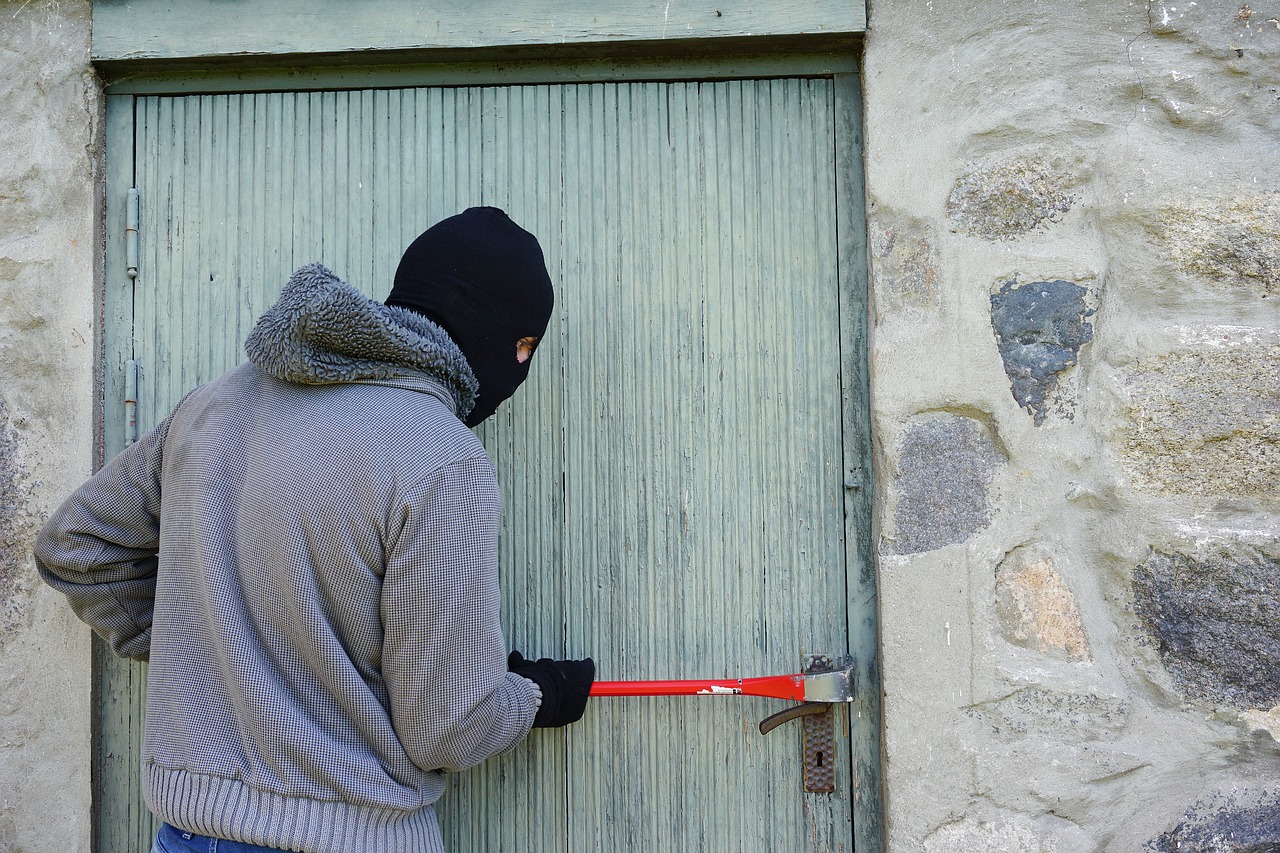 Image - thief burglary break into balaclava