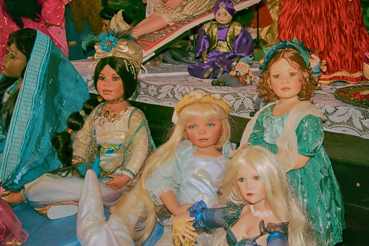 Image - dolls old historically toys